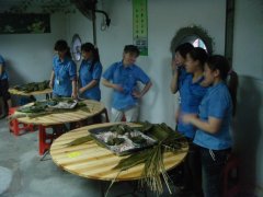 巧媳婦、新酷男，老節日，新過法！--記端午節DIY包粽子比賽